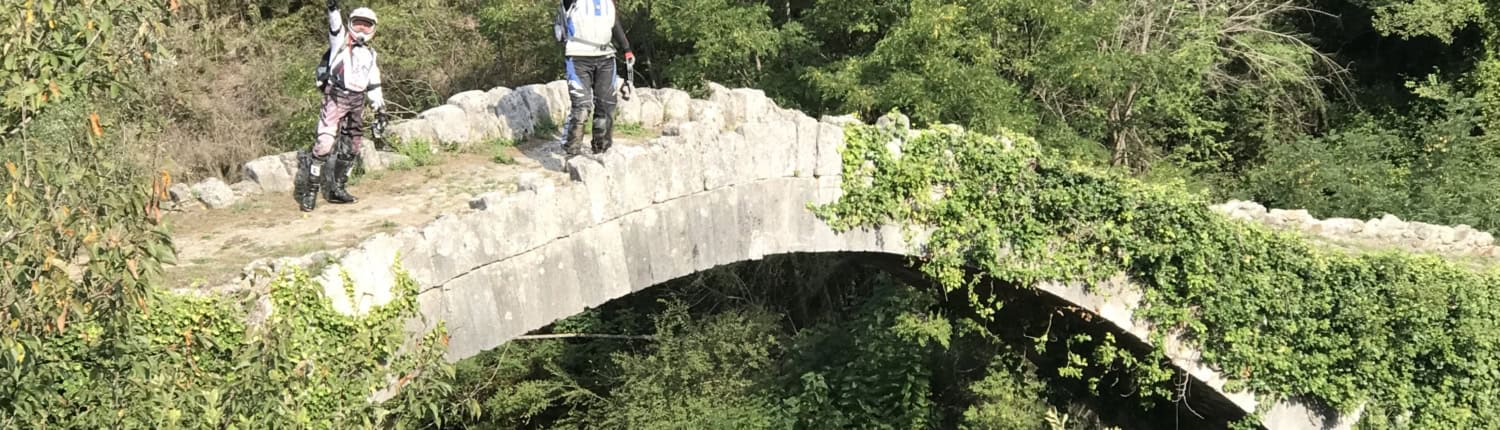 Clienti Motourguide sul ponte romano sul savuto